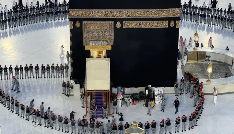 عطرٌ من الجنة: تفاصيل مراسم غسل الكعبة المشرفة بماء زمزم والورد