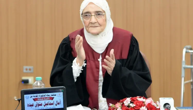شيخوخة نشطة وإرادة حديدية: “آمال” تنال الدكتوراه بمرتبة الشرف الأولى في سن الـ83