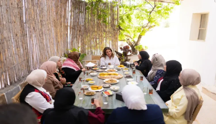 الملكة رانيا تطلع على جهود تمكين المجتمع المحلي في جمعية “أصايل بدر الخيرية”