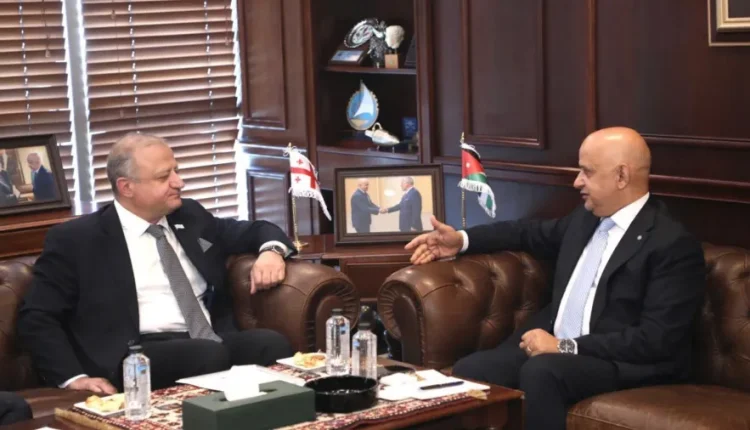 بحث تأسيس مجلس أعمال مشترك وخط طيران مباشر.. “تجارة الأردن” والجوارج يتفقان على خارطة طريق اقتصادية