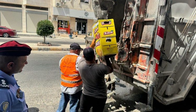بلدية إربد تتلف 950 كيلوغرامًا من مواد غذائية غير صالحة وتغلق منشأة مخالفة ضمن حملات رقابية