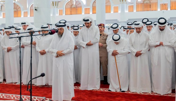 في جامع الإمام محمد بن عبدالوهاب.. الأمير الشيخ تميم بن حمد يتقدم المصلين في جنازة فقيد الوطن الكبير.