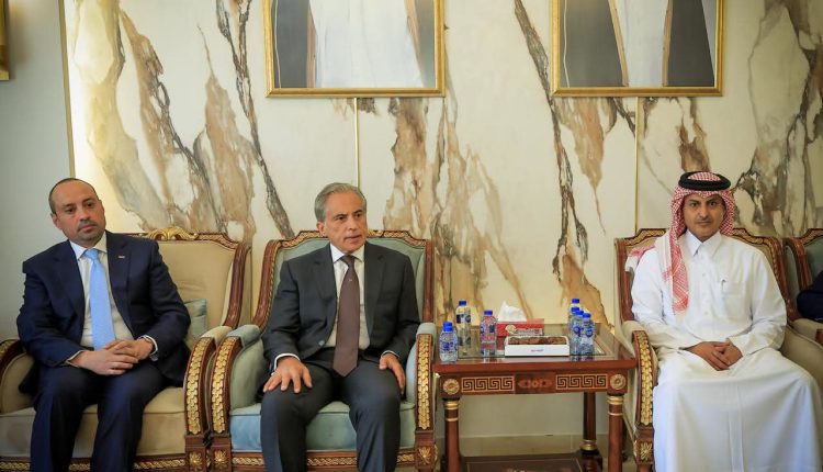 رئيس الوزراء يقدّم التعازي بوفاة الشيخ حمد بن خليفة آل ثاني في السفارة القطرية بعمّان
