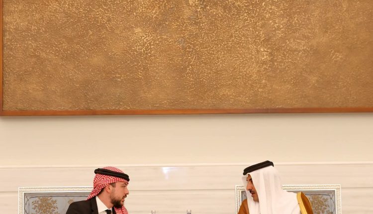 ولي العهد يقدم التعازي لأمير قطر في وفاة الأمير الوالد الشيخ حمد بن خليفة