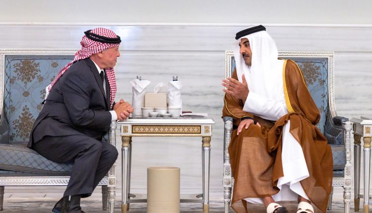 الملك يقدم العزاء إلى أمير دولة قطر بوفاة الشيخ حمد
