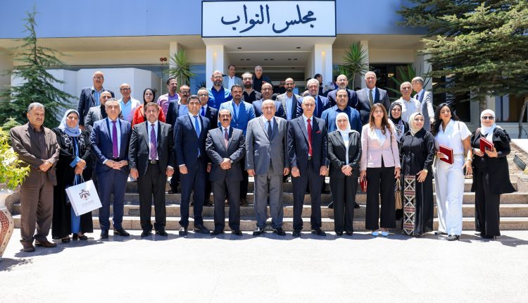 القاضي ولجنة التوجيه النيابية يكرمون الصحفيين والإعلاميين الحاصلين على الجوائز المهنية لعام 2025