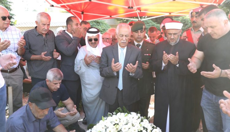 مندوبا عن الملك وولي العهد.. العيسوي يشارك بتشييع جثمان قائد فريق المظليين بالقوات الخاصة الرائد المتقاعد جنكات
