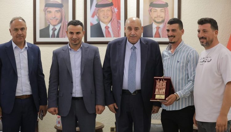 القاضي يكرم الشديفات تقديرا لموقفه البطولي   