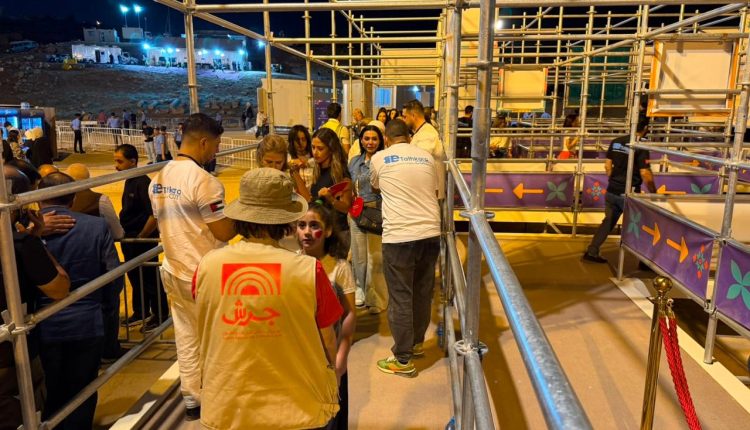 المدير التنفيذي لمهرجان جرش يتابع ميدانياً دخول الجمهور لضمان انسيابية التنظيم