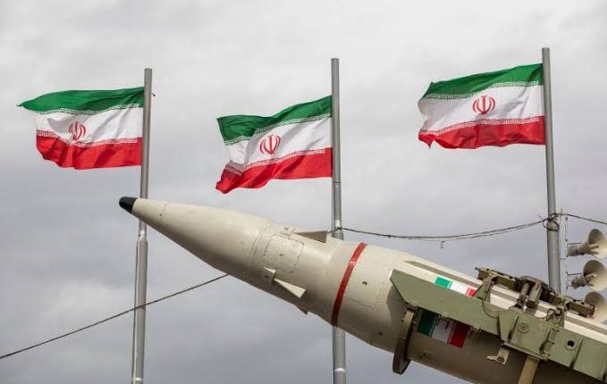 طهران تتوعد باستهداف الاستثمارات والأصول التكنولوجية الأمريكية بالمنطقة وتعتبر الدول المضيفة “شريكة”