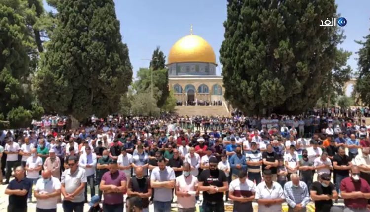 رغم قيود الاحتلال الحاشدة.. 70 ألفاً يؤدون صلاة الجمعة في الأقصى