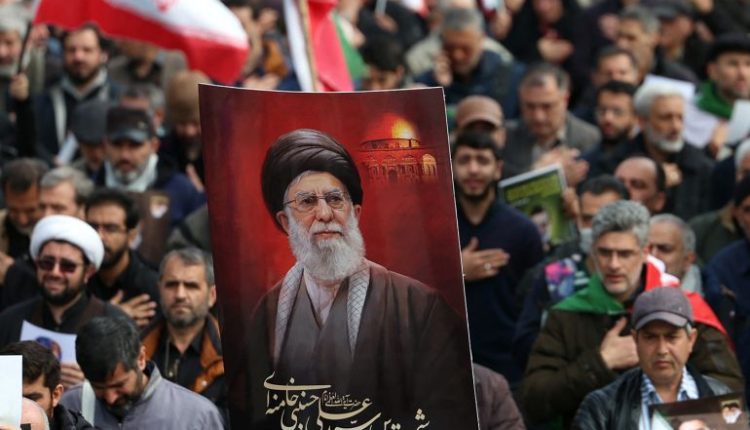 طهران تشيّع خامنئي لليوم الثالث وسط غياب نجلِهِ ومؤشرات على “مهلة” أميركية