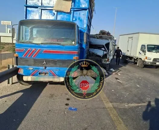 الدوريات الخارجية تتعامل مع حادث تصادم على طريق 100 باتجاه الزرقاء