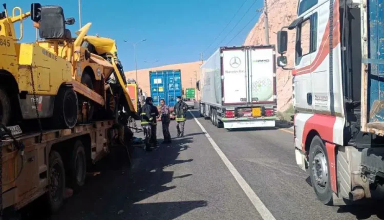 الدوريات الخارجية تتعامل مع حادث تصادم مركبتي شحن على الطريق الصحراوي