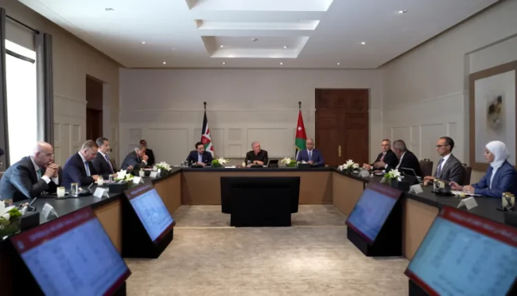 الملك يترأس اجتماعا لمتابعة إجراءات الحكومة لتعزيز أمن الطاقة والغذاء