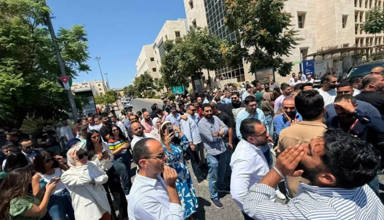 رفضًا لفرض رسوم على المواقف.. وقفة احتجاجية لموظفي مجمع الحسين للأعمال