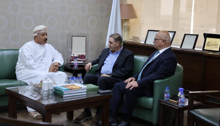 السفير العُماني يطلع على إنجازات “البوتاس العربية” ومشاريعها التوسعية 