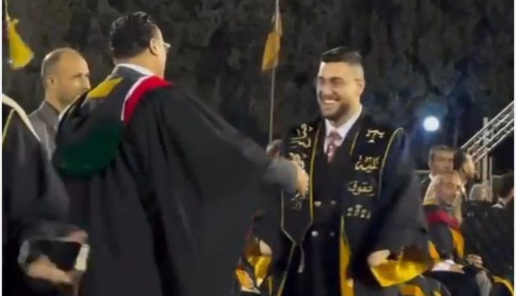 من ‘فتى الزرقاء’ إلى خريج في القانون.. صالح حمدان يطوي صفحة الألم ويتوّج مسيرته الجامعية.. فيديو
